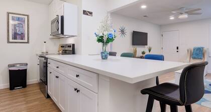 Barefoot & Breezy- Downtown 2-bedroom condo with optional golf cart rental