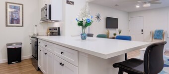 Barefoot & Breezy- Downtown 2-bedroom condo with optional golf cart rental