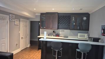 Refrigerador, microondas, horno y cafetera y tetera