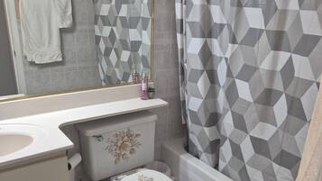 Bidet, toallas, jabón, shampoo