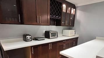 Réfrigérateur, micro-ondes, four, cafetière/bouilloire