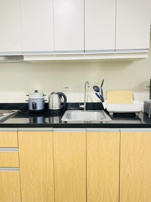 Microondas, placa de cocina, utensilios de cocina