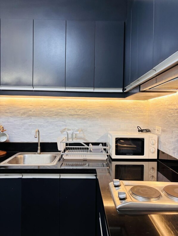 Microwave, stovetop, cookware/dishes/utensils