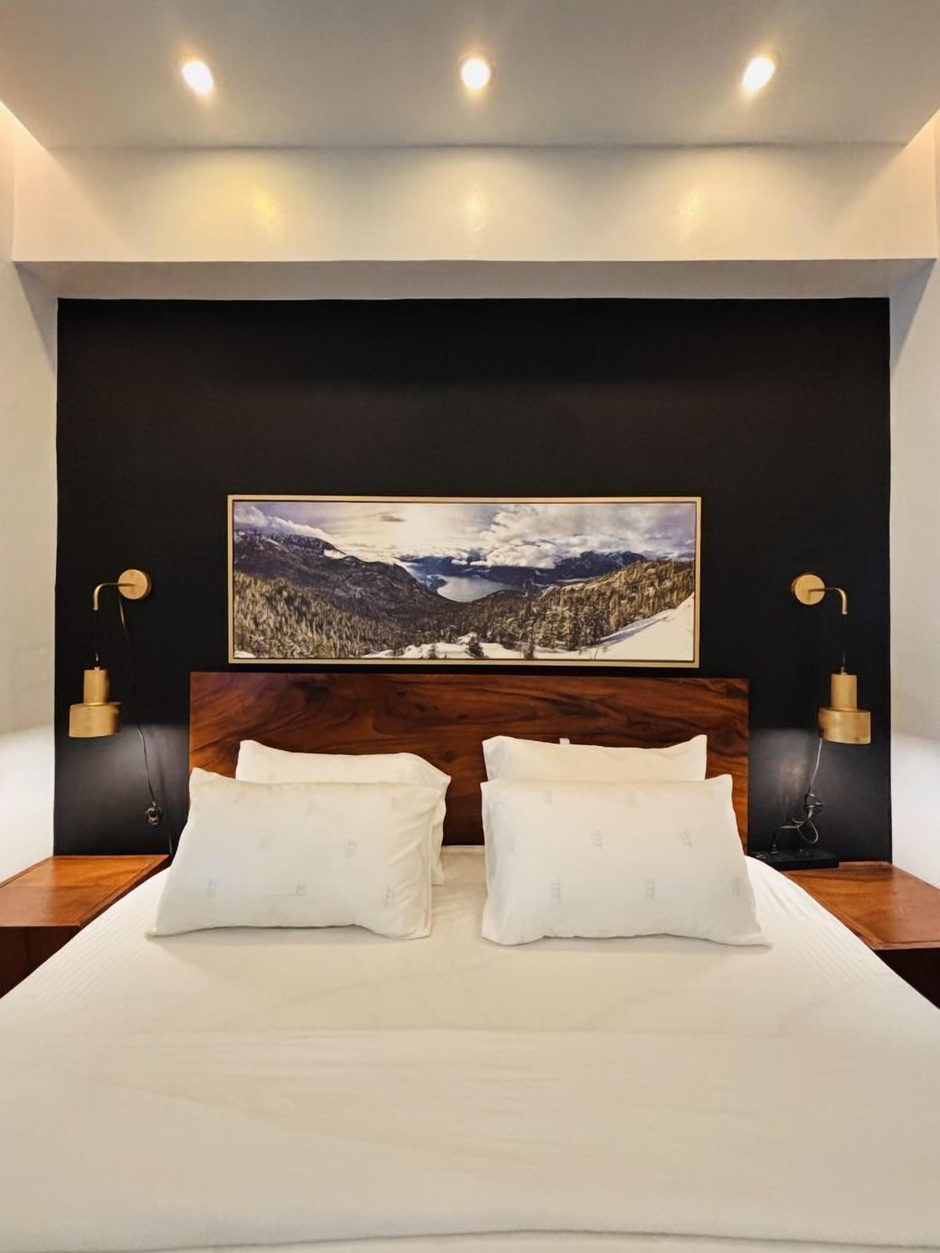 Iron/ironing board, bed sheets, wheelchair access