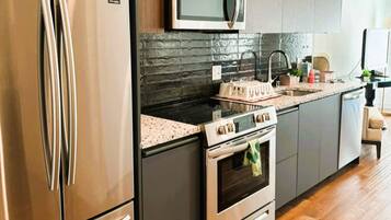 Refrigerador, microondas, horno y parrilla de estufa