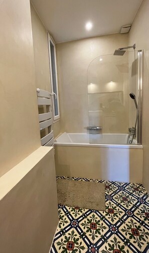 Haartrockner, HandtĂŒcher, Seife, Toilettenpapier