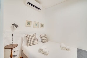 2 bedrooms, iron/ironing board, Internet, bed sheets