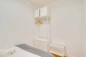 2 bedrooms, iron/ironing board, internet, bed sheets
