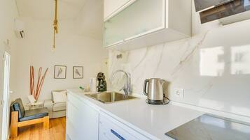 Kühlschrank, Mikrowelle, Ofen, Geschirrspüler