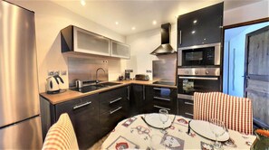 Réfrigérateur, micro-ondes, four, lave-vaisselle