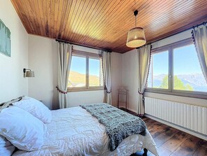 6 bedrooms, WiFi, bed sheets - 200m from ski slopes, 1st floor, view mountain, terrace, parking, tv, ski locker, 200m² (Fontcouverte-la-Toussuire)