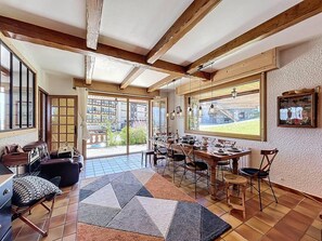Dining - 200m from ski slopes, 1st floor, view mountain, terrace, parking, tv, ski locker, 200m² (Fontcouverte-la-Toussuire)