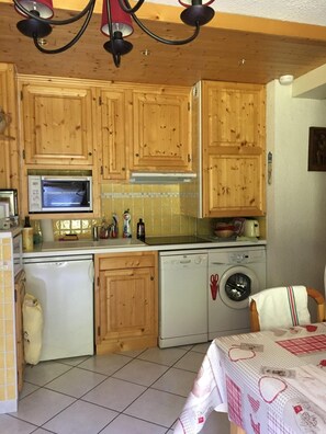 Réfrigérateur, micro-ondes, four, lave-vaisselle