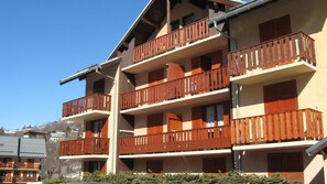 A multi-story building with balconies, likely a hotel or apartment complex. - 350m from ski slopes, Ground floor, terrace, balcony, parking, tv, ski locker, 24m², Valloire (Valloire)