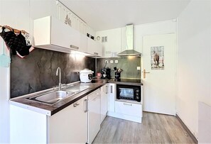 Kjøleskap, mikrobølgeovn, oppvaskmaskin og brødrister