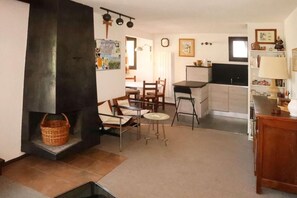 Interior - 50m from resort center, 2nd floor, view ski slopes, terrace, tv, ski locker, 50m², Les Orres (Les Orres)