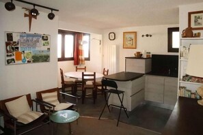 Interior - 50m from resort center, 2nd floor, view ski slopes, terrace, tv, ski locker, 50m², Les Orres (Les Orres)