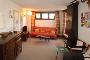 TV - 50m from resort center, 2nd floor, view ski slopes, terrace, tv, ski locker, 50m², Les Orres (Les Orres)