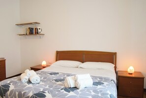 1 slaapkamer, een strijkplank/strijkijzer, gratis wifi, beddengoed