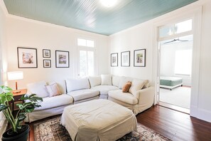 TV - Treehouse views in Historic Downtown Thomasville, Georgia (Thomasville)