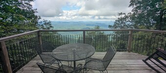 Cliffside cabin with overlook of Blue Valley