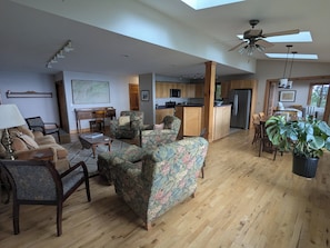 Living area - Cliffside cabin with overlook of Blue Valley (Highlands)