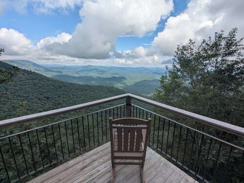 Cliffside cabin with overlook of Blue Valley