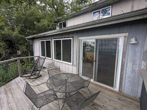 Outdoor dining - Cliffside cabin with overlook of Blue Valley (Highlands)