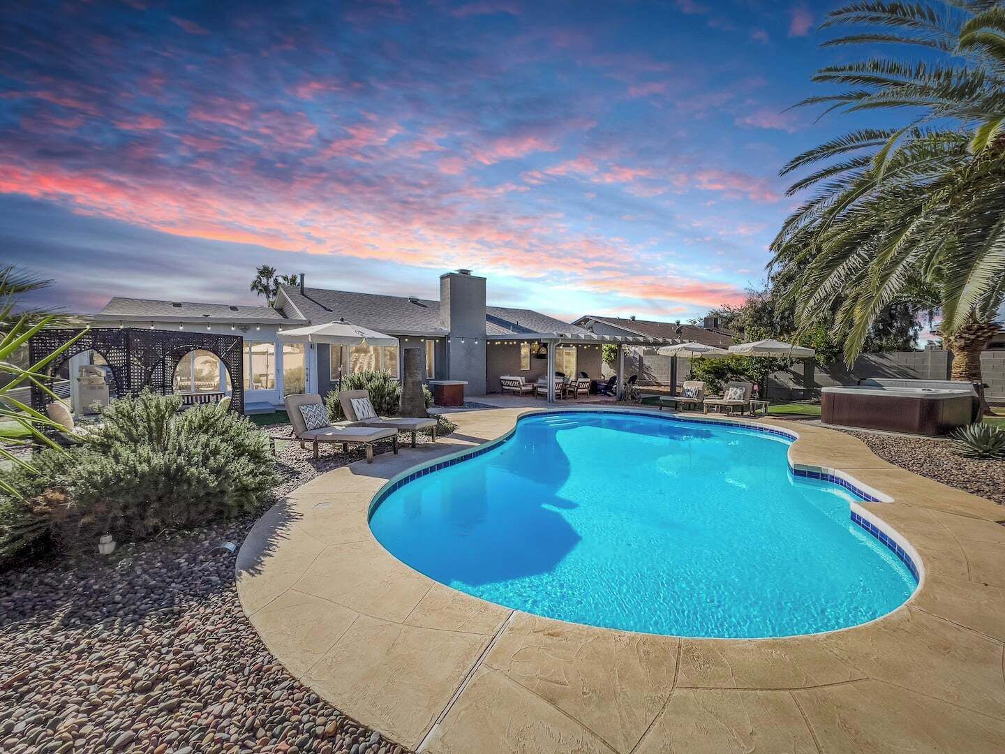 Una piscina al aire libre, una piscina climatizada