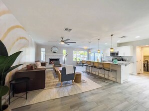 スマートテレビ、暖炉、書庫