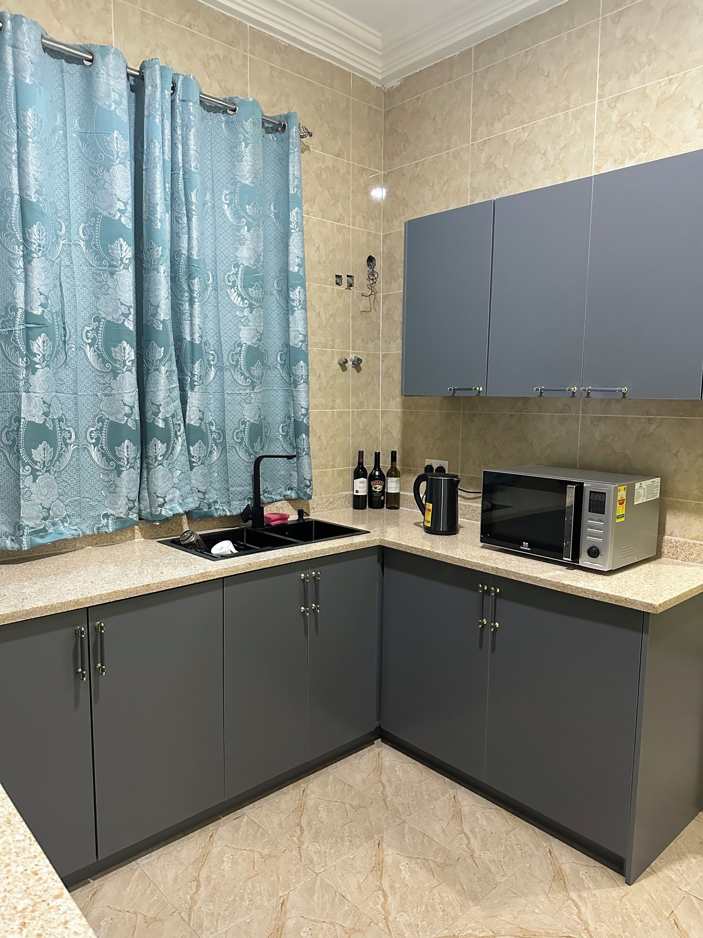 Køleskab, mikrobølgeovn, ovn, kogeplade