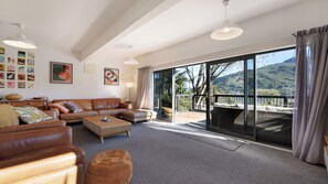 TV - Koraha - Queen Charlotte Sound Holiday Home (Linkwater)