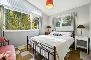 3 bedrooms, WiFi, bed sheets - Maison Pierre Rouge - Duvauchelle Holiday Home (Banks Peninsula)