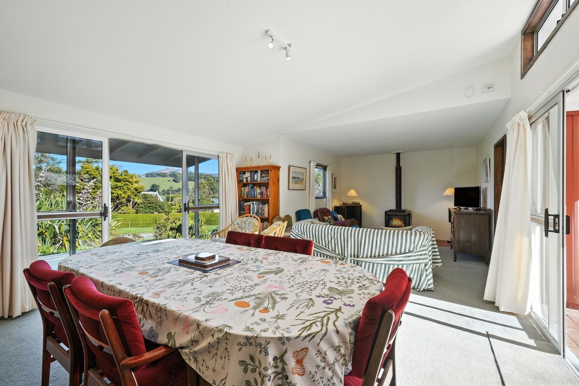 Maison Pierre Rouge - Duvauchelle Holiday Home - Little River