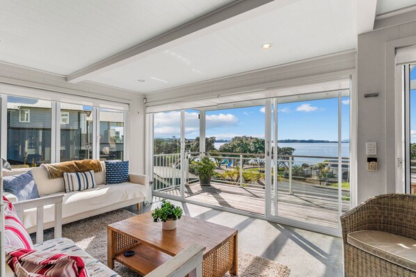 TV - Oli Kai - Algies Bay Holiday Home (Matakana)