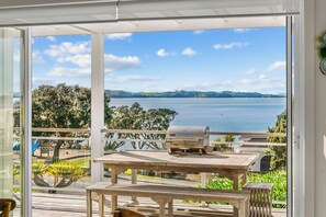 Outdoor dining - Oli Kai - Algies Bay Holiday Home (Matakana)