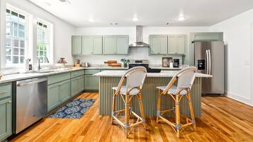 Microondas, horno, placa de cocina y lavavajillas