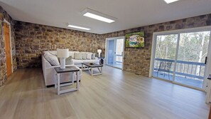 Living area - Ellijay Family Lodge 4BR/4BA + Big Living & Dining (Ellijay)