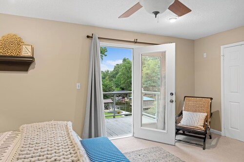 Lake Tuscaloosa Waterfront Home --great for friends, families, and Bama parents!