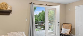 Lake Tuscaloosa Waterfront Home --great for friends, families, and Bama parents!