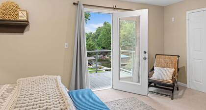 Lake Tuscaloosa Waterfront Home --great for friends, families, and Bama parents!