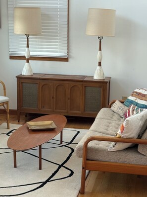 Living area - Charming cottage on Crystal Clear Birch Lake - Perfect getaway (Vandalia)