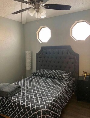 5 bedrooms, iron/ironing board, internet, bed sheets