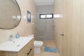 Douche, sèche-cheveux, serviettes fournies, savon