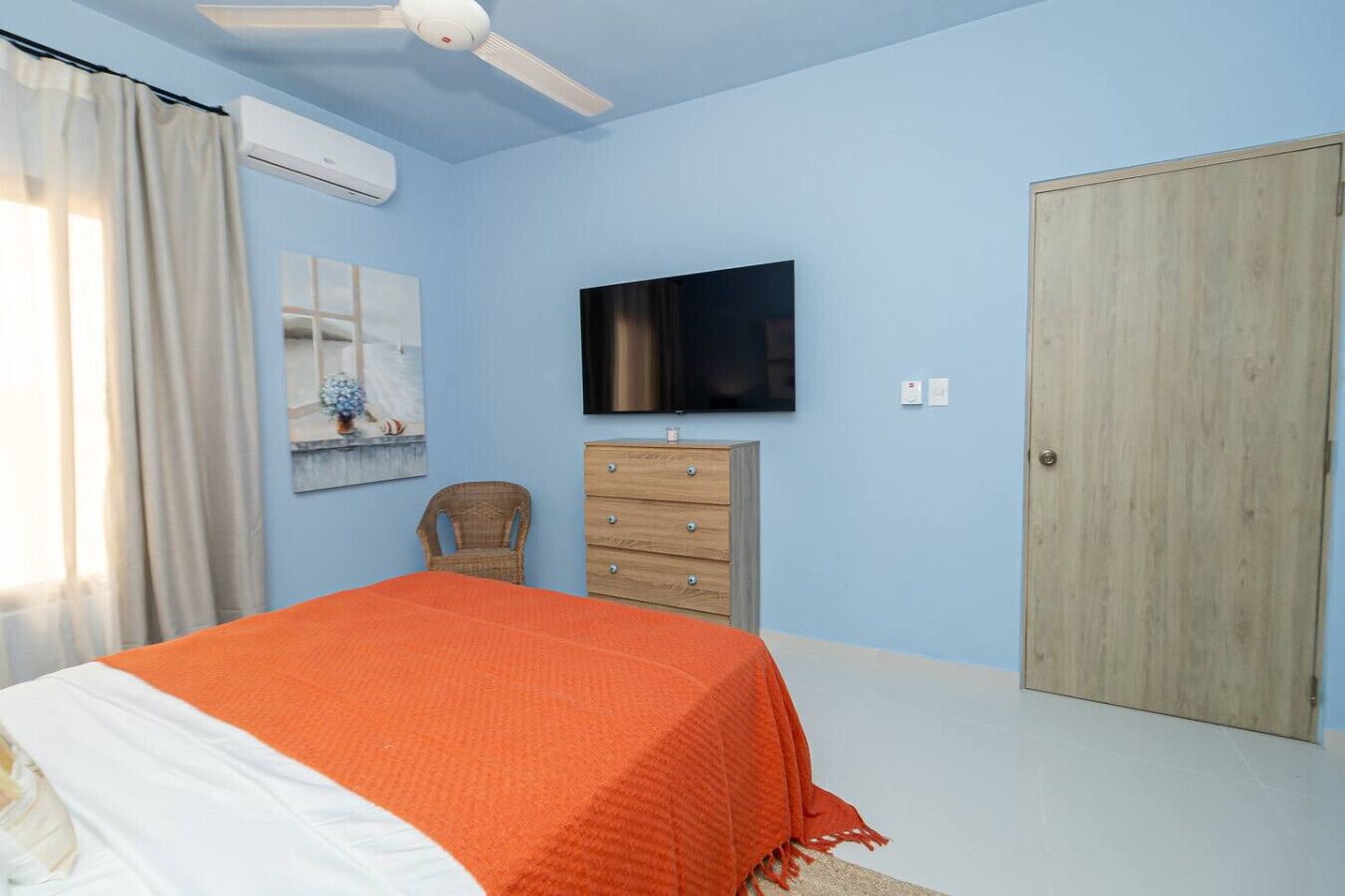 2 slaapkamers, een strijkplank/strijkijzer, reisbedje, gratis wifi