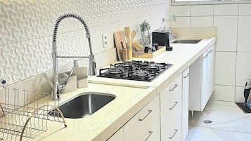 Micro-ondes, four, plaque de cuisson
