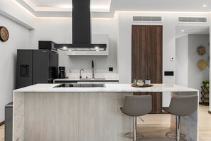 Deluxe Apartment | Private kitchen | Full-size fridge, microwave, oven, stovetop
