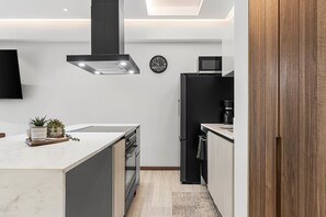 Appartement Deluxe | Cuisine privée | Réfrigérateur grande capacité avec congélateur, four à micro-ondes