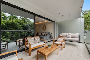 Deluxe Apartment | Living area | 55-inch flat-screen TV with digital channels, table tennis, books