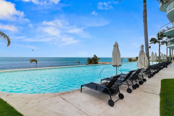 2 piscinas al aire libre, camas de piscina gratis, sombrillas